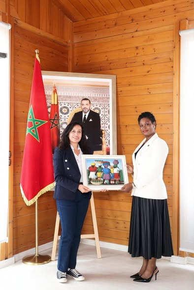 Consul General of Haiti presenting symbolic artwork to Moroccan hosts